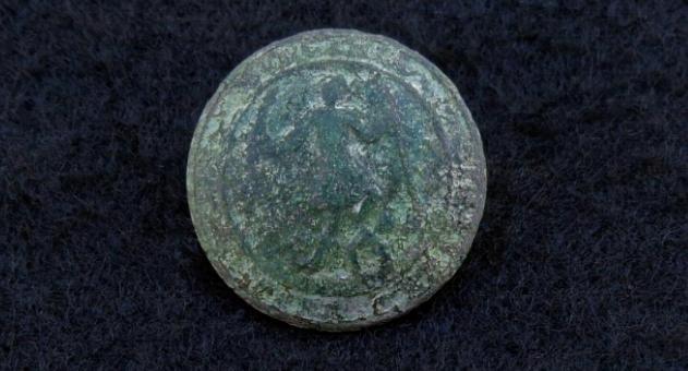 Early, 1820-1835 One Piece VA2 Virginia State Seal Coat Button