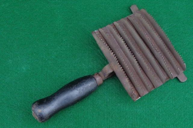 Very Nice Civil War Period -Y- Pattern Horse Curry Comb