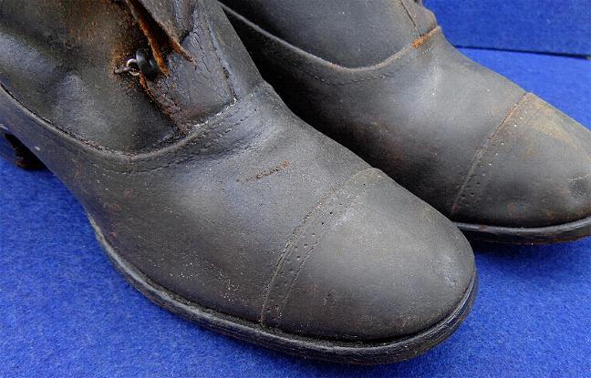 Nice Displaying Pair of Victorian Ladies Button-up Boots - 120 Years Old 