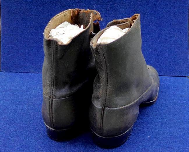 Nice Displaying Pair of Victorian Ladies Button-up Boots - 120 Years Old 