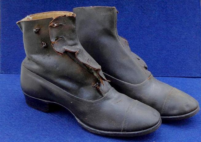 Nice Displaying Pair of Victorian Ladies Button-up Boots - 120 Years Old 