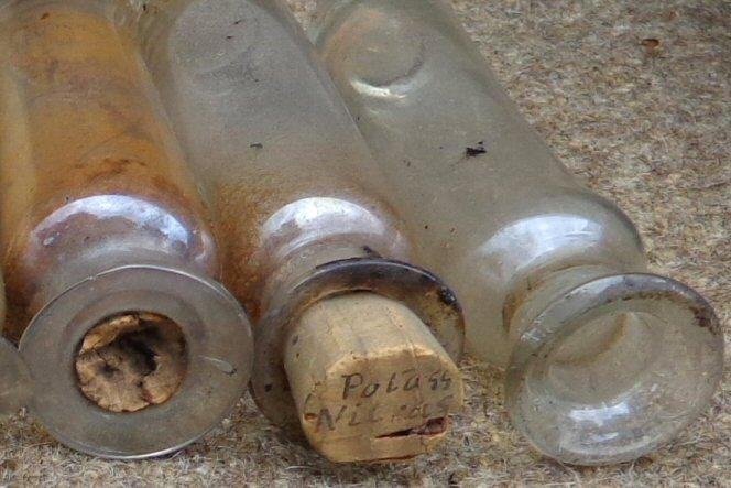 Fine Condition Late 1850s to Civil War Doctor's Saddle Bags w/20 Original Pontilled Medicine Vials, Some still with Contents 